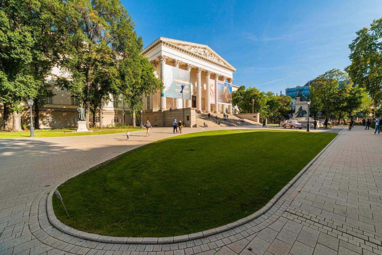 Budapest Museum Central Exterior photo