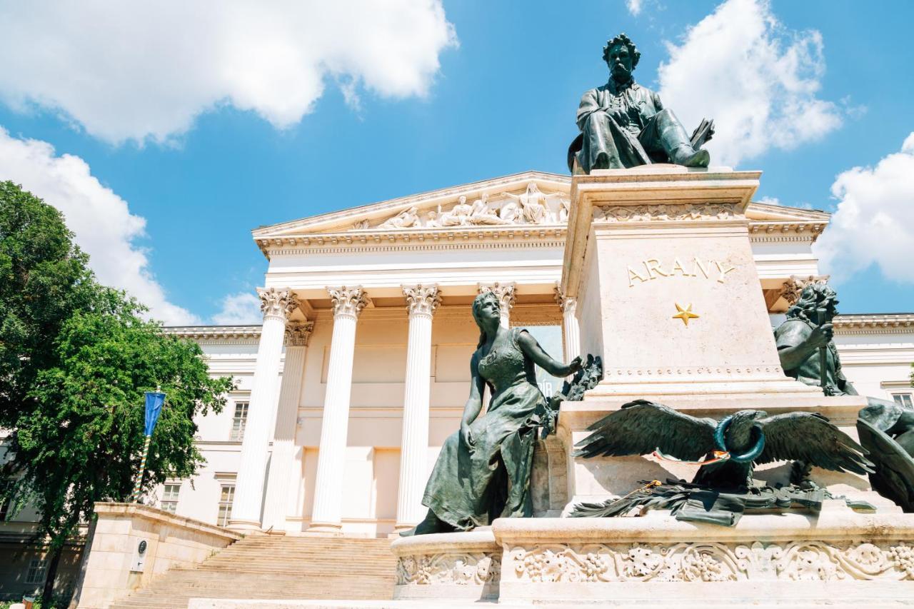 Budapest Museum Central Exterior photo
