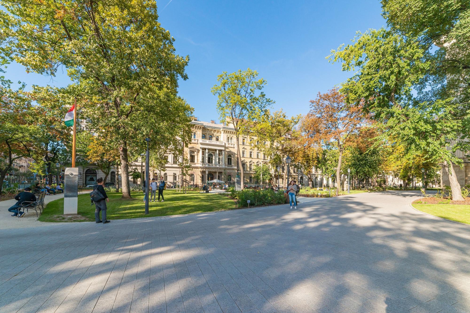 Budapest Museum Central Exterior photo