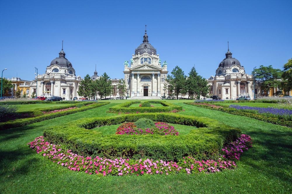 Budapest Museum Central Exterior photo