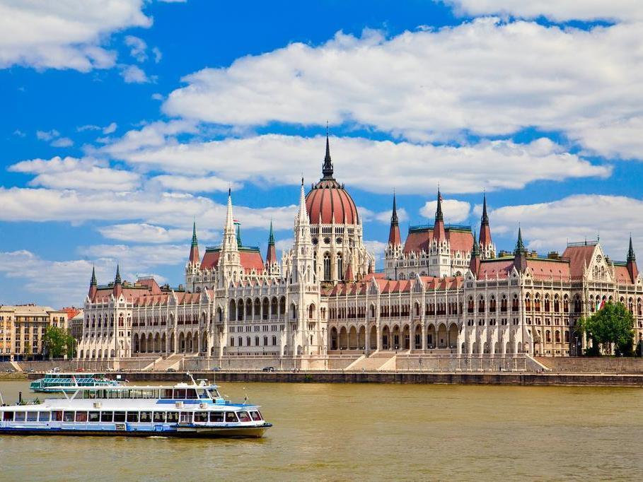 Budapest Museum Central Exterior photo