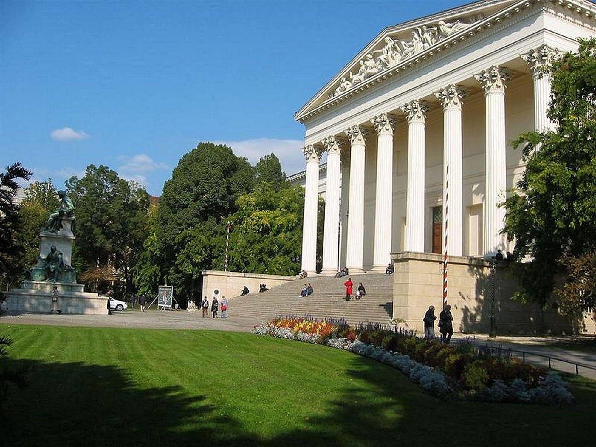 Budapest Museum Central Exterior photo