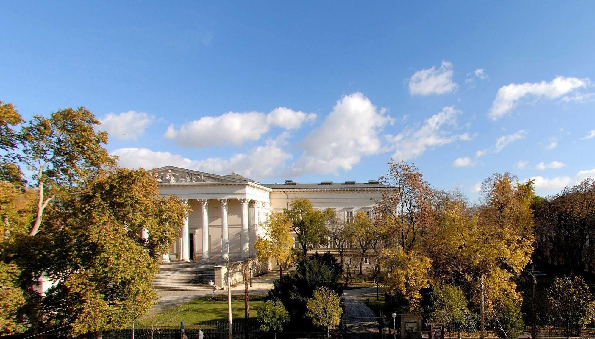 Budapest Museum Central Exterior photo
